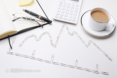 大量物體銷(xiāo)售職位辦公桌桌子上的辦公用品