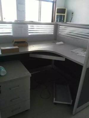 低價(jià)出售辦公桌和電腦!